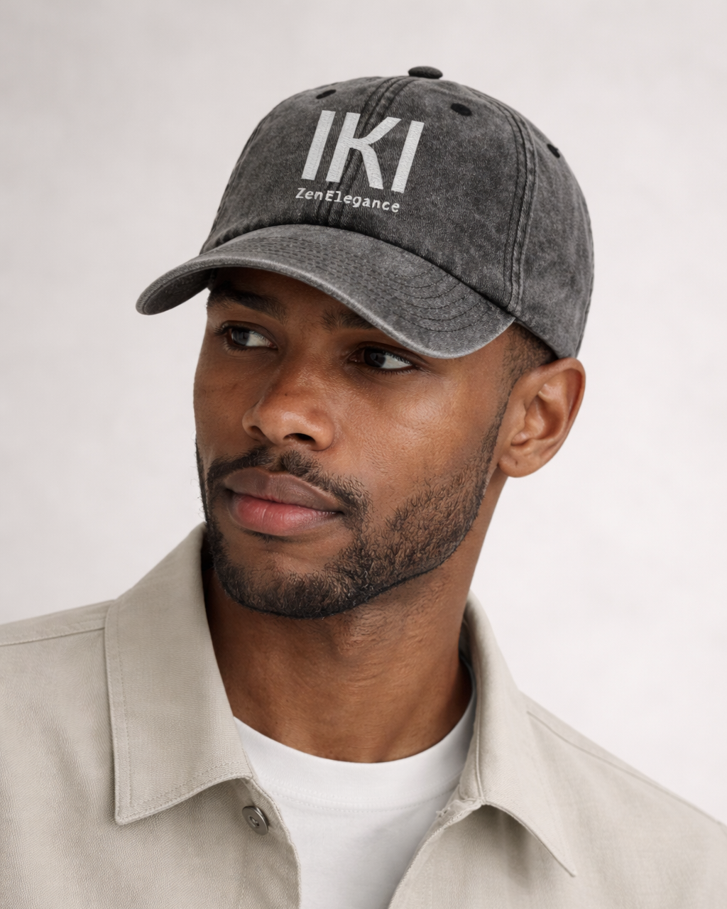 Retrato de un modelo con sobrecamisa color piedra y gorra IKI gris