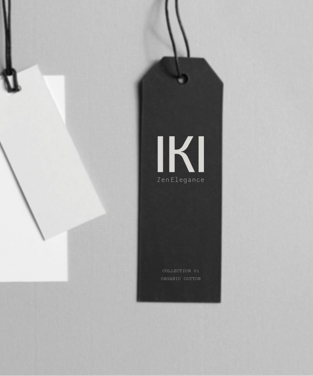 Etiqueta colgante negra de IKI con el logotipo ZenElegance en blanco, junto a dos etiquetas blancas sin imprimir