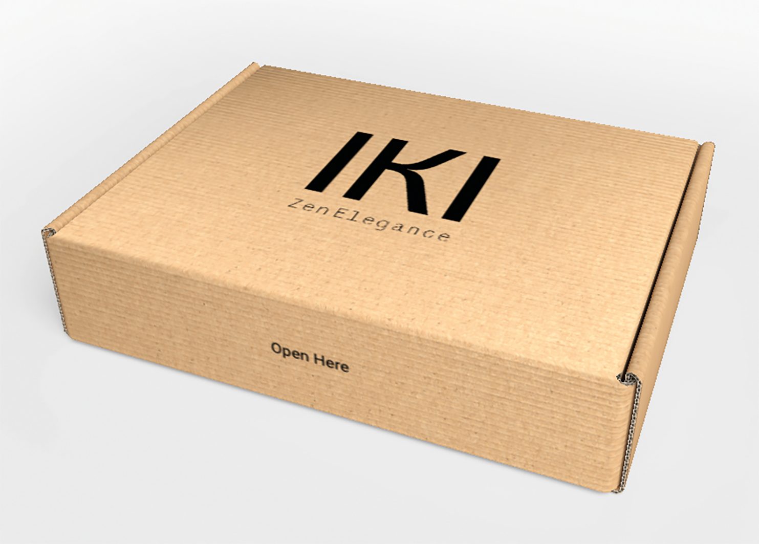 Caja de envío kraft cerrada con el logotipo de IKI y «Open here» impresos