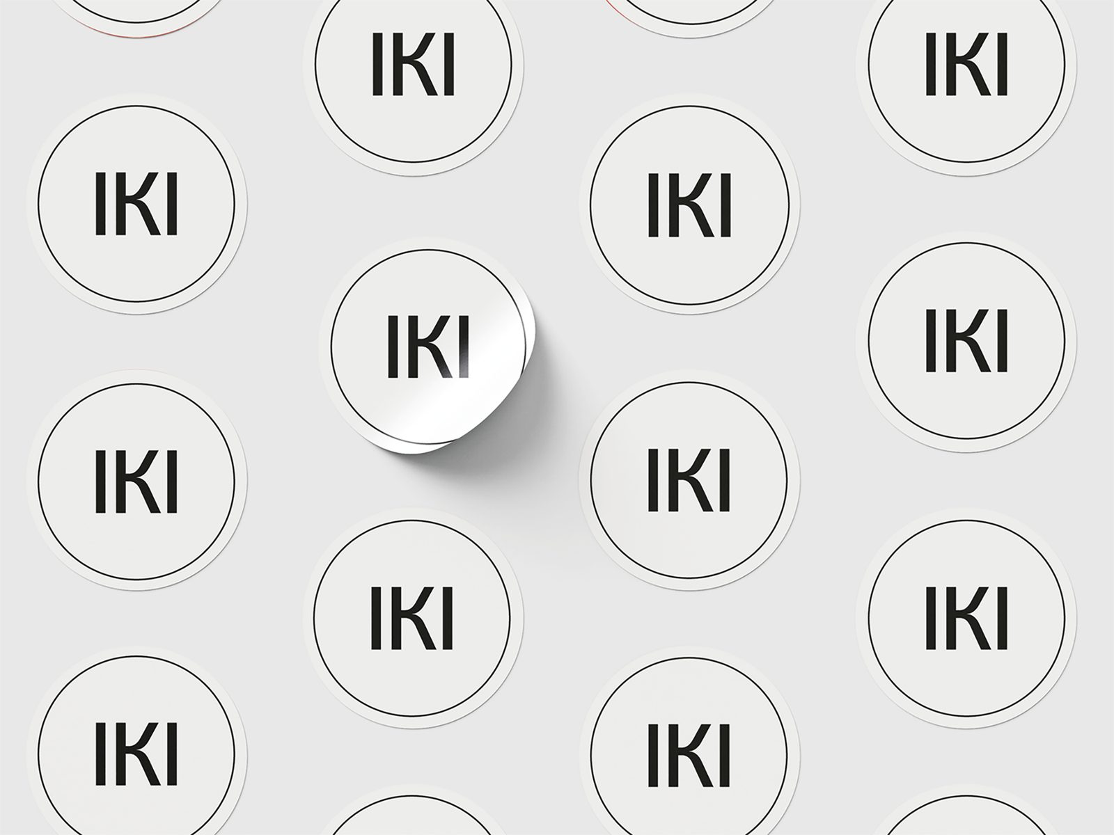 Pegatinas redondas de IKI sobre una superficie gris claro