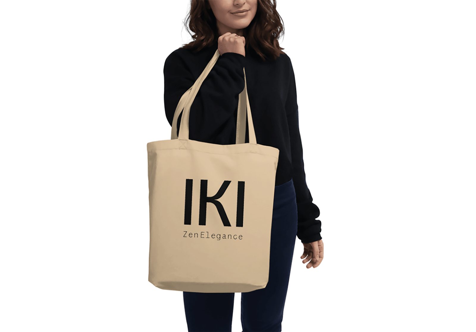 Modelo con una tote bag de algodón natural con el logotipo de IKI